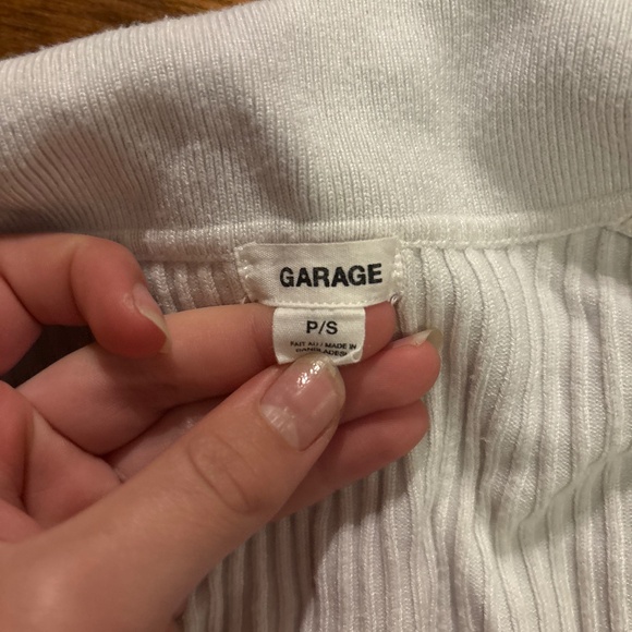 Garage top with V neck line - Picture 3 of 4